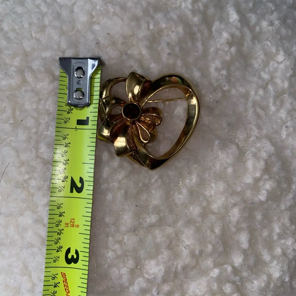 Elegant Gold Heart Brooch with Red Gem‎